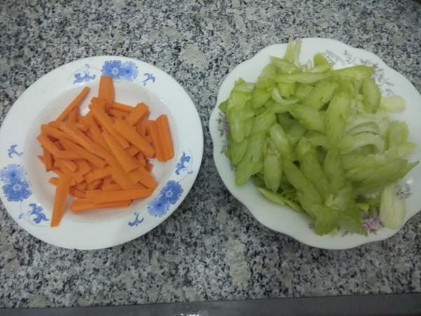 炒西芹的做法-咸鮮味炒菜譜-易網(wǎng)<a href=http://m.henggaotouzi.com/ target=_blank class=infotextkey>健康養(yǎng)生</a>網(wǎng) 炒西芹的做法-咸鮮味炒菜譜