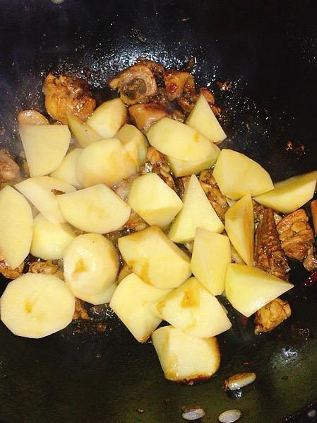 土豆燉雞腿的做法-家常味燉菜譜