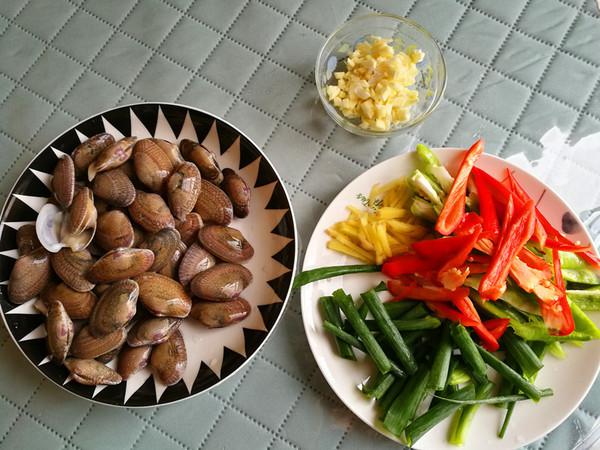 雙椒炒花甲的做法-咸鮮味炒菜譜-易網<a href=http://m.henggaotouzi.com/ target=_blank class=infotextkey>健康養生</a>網 雙椒炒花甲的做法-咸鮮味炒菜譜