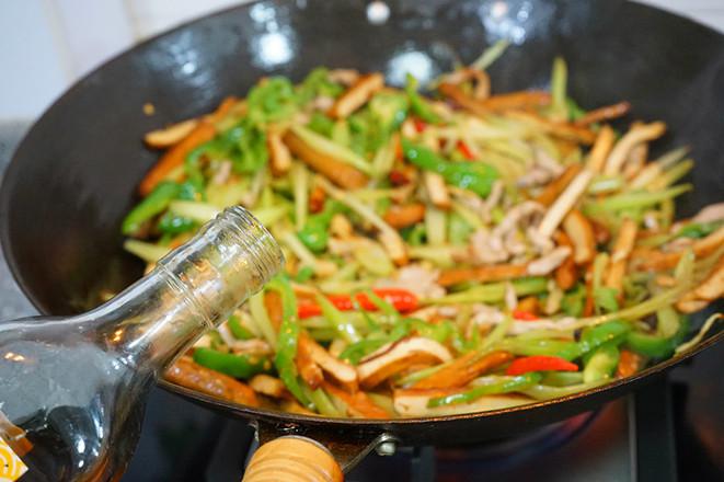 青椒炒香干的做法-香辣味炒菜譜-易網(wǎng)健康養(yǎng)生網(wǎng) 青椒炒香干的做法-香辣味炒菜譜