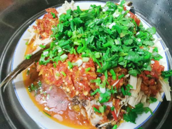 家常版剁椒魚頭的做法-香辣味蒸菜譜