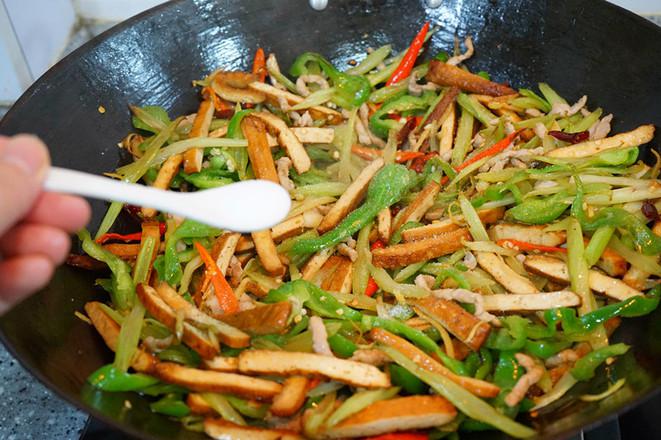 青椒炒香干的做法-香辣味炒菜譜-易網(wǎng)健康養(yǎng)生網(wǎng) 青椒炒香干的做法-香辣味炒菜譜