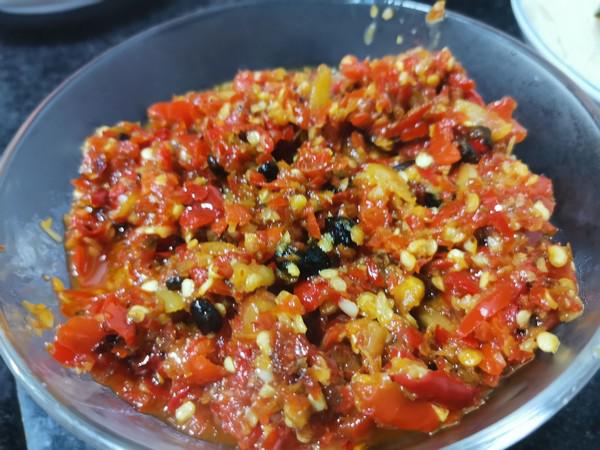 家常版剁椒魚頭的做法-香辣味蒸菜譜