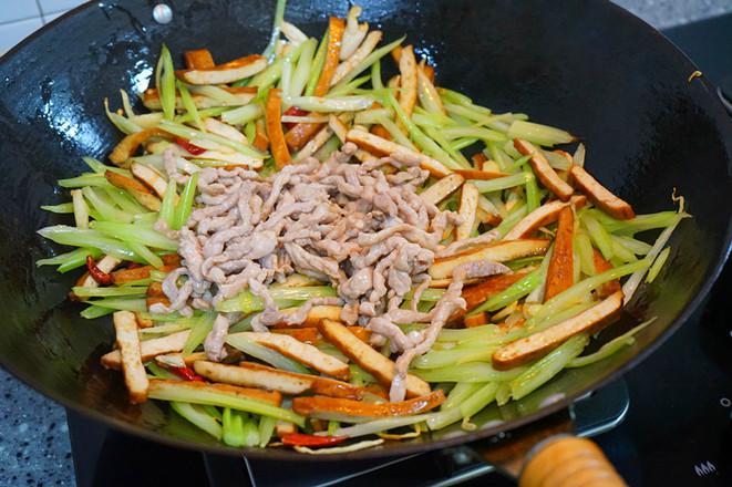 青椒炒香干的做法-香辣味炒菜譜-易網(wǎng)健康養(yǎng)生網(wǎng) 青椒炒香干的做法-香辣味炒菜譜