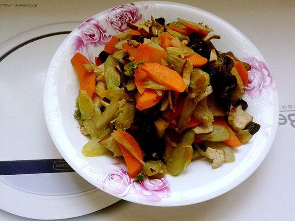 胡蘿卜炒黑木耳的做法-家常味炒菜譜-易網健康養生網 胡蘿卜炒黑木耳的做法-家常味炒菜譜