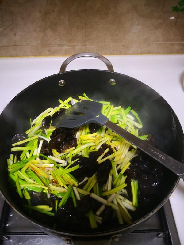 木耳炒蒜苗的做法-家常味炒菜譜