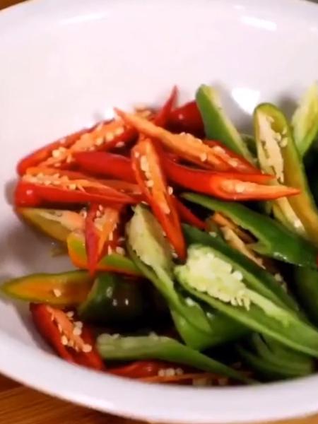 辣椒炒肉的做法-家常味炒菜譜-易網<a href=http://m.henggaotouzi.com/ target=_blank class=infotextkey>健康養生</a>網 辣椒炒肉的做法-家常味炒菜譜