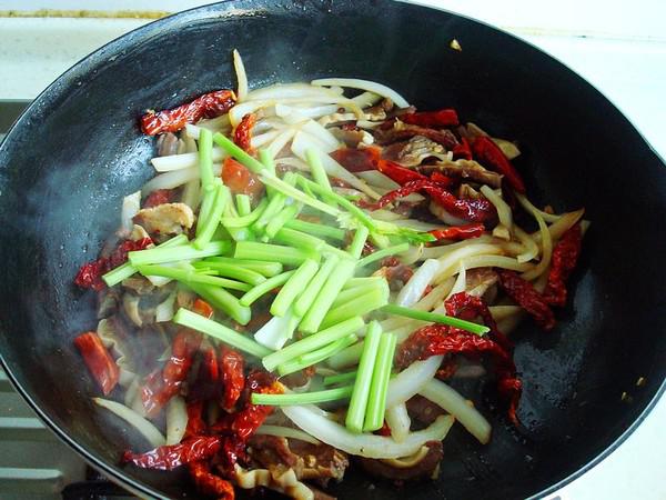 辣皮子滾牛腸的做法-香辣味炒菜譜