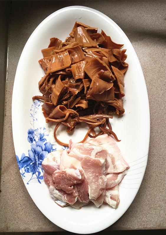 五花肉燒魷魚的做法-咸鮮味燒菜譜