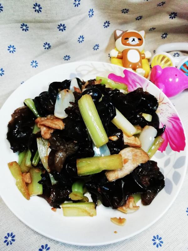 西芹木耳炒百合的做法-家常味炒菜譜