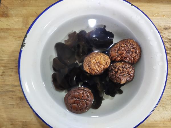 香菇木耳蒸雞的做法-咸鮮味蒸菜譜