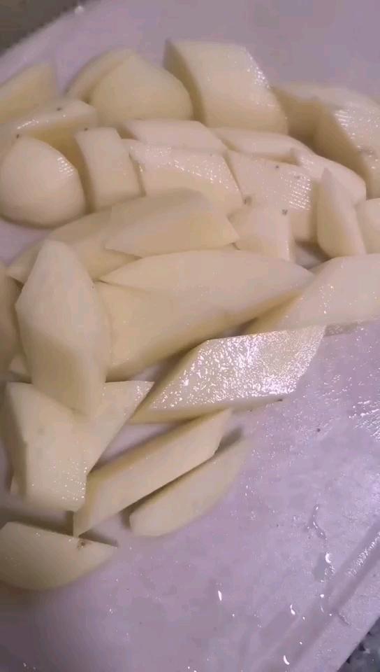 牛肉燉土豆的做法-家常味燉菜譜-易網<a href=http://m.henggaotouzi.com/ target=_blank class=infotextkey>健康養生</a>網 牛肉燉土豆的做法-家常味燉菜譜