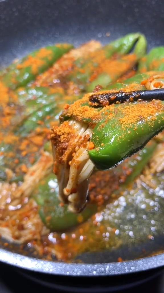 青椒金針菇的做法-家常味煎菜譜