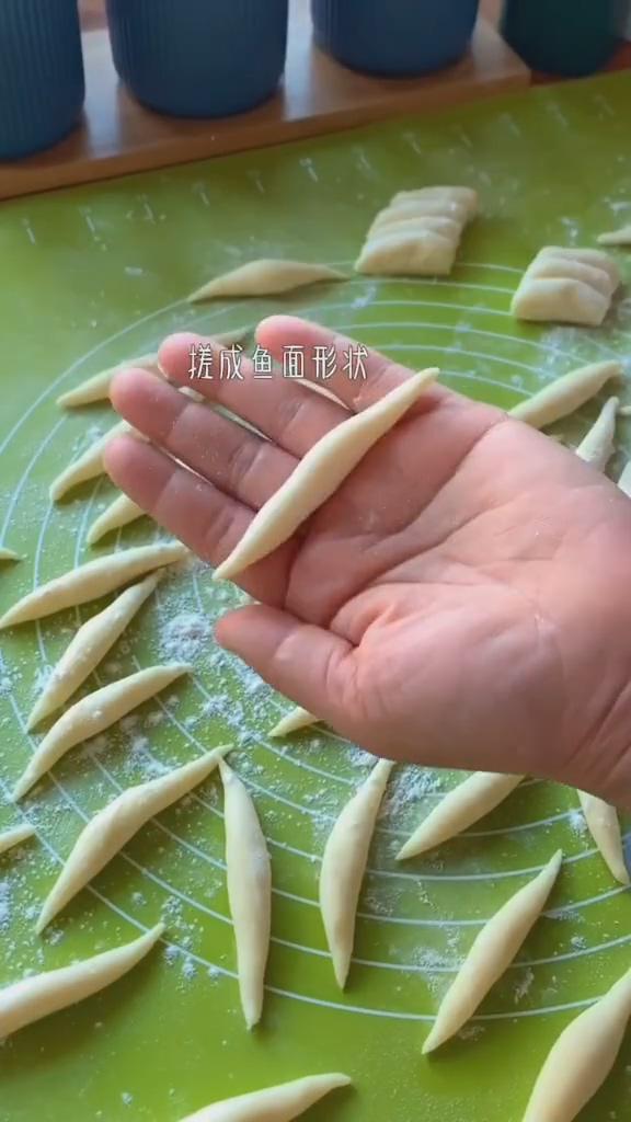 土豆魚面的做法-家常味煮菜譜