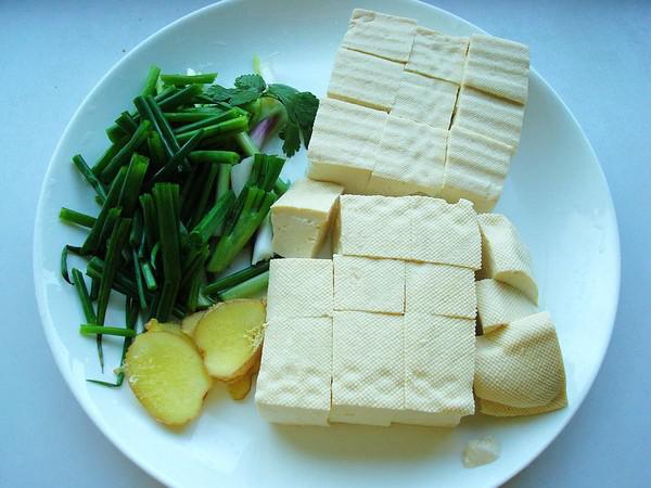 豆腐燉魚頭的做法-家常味燉菜譜