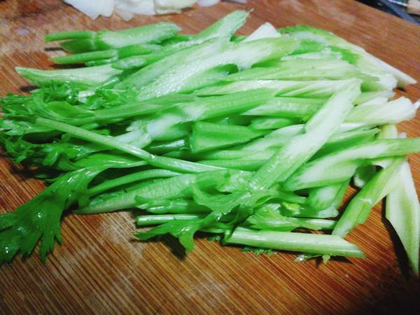 芹菜炒腐竹的做法-家常味炒菜譜-易網<a href=http://m.henggaotouzi.com/ target=_blank class=infotextkey>健康養生</a>網 芹菜炒腐竹的做法-家常味炒菜譜
