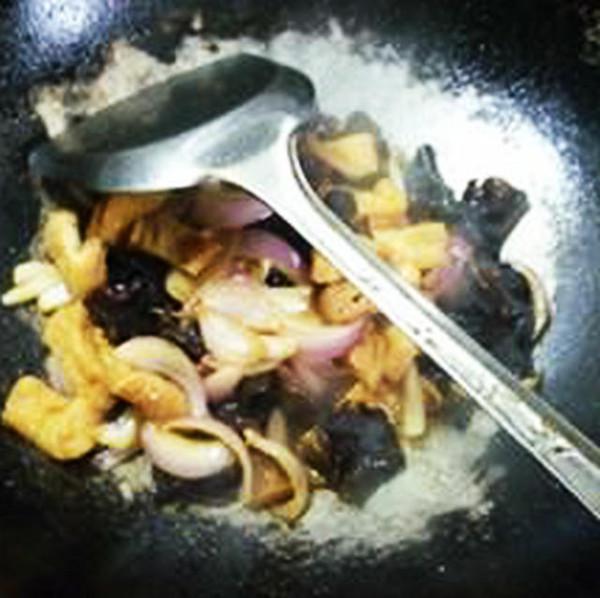 黑木耳洋蔥炒小油方的做法-家常味炒菜譜