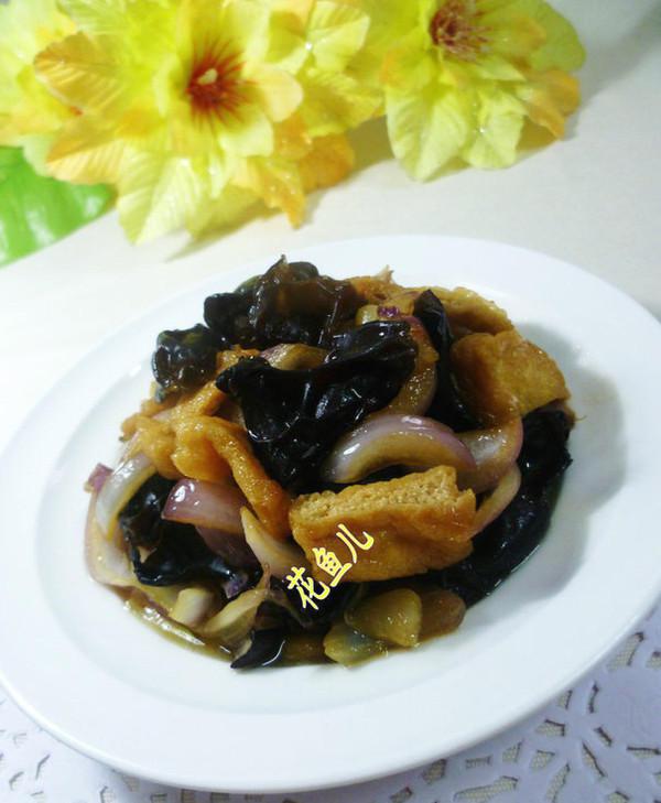 黑木耳洋蔥炒小油方的做法-家常味炒菜譜