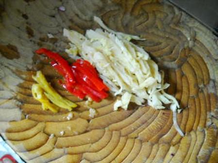 五彩酸辣魔芋絲的做法-酸辣味炒菜譜