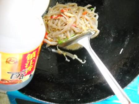 五彩酸辣魔芋絲的做法-酸辣味炒菜譜