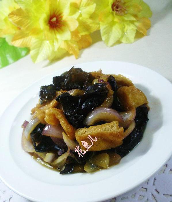 黑木耳洋蔥炒小油方的做法-家常味炒菜譜