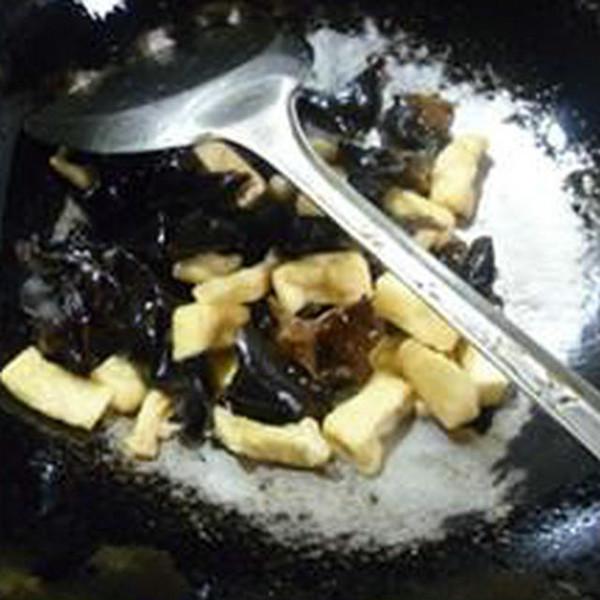 黑木耳洋蔥炒小油方的做法-家常味炒菜譜