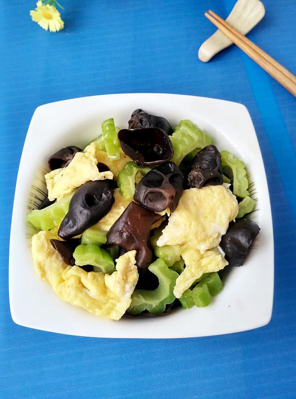 雞蛋炒苦瓜黑木耳的做法-家常味炒菜譜