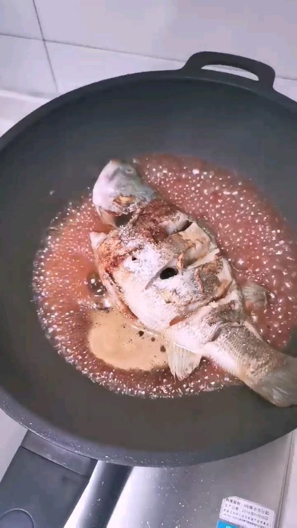 紅燒鱸魚的做法-家常味煮菜譜