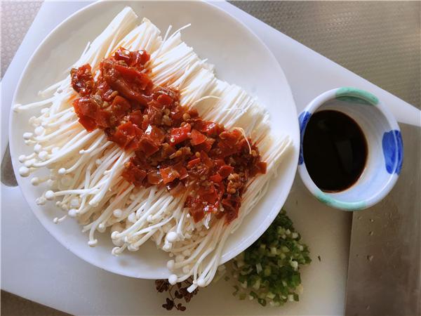 剁椒蒸金針菇的做法-香辣味蒸菜譜