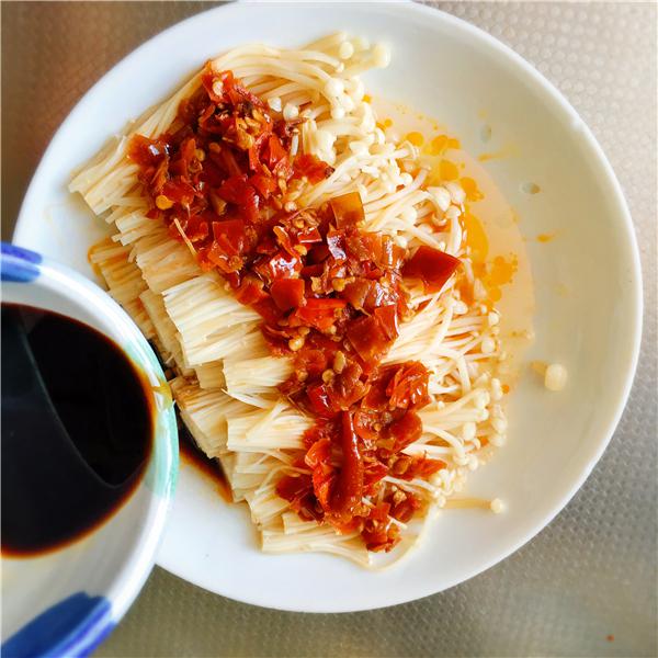 剁椒蒸金針菇的做法-香辣味蒸菜譜