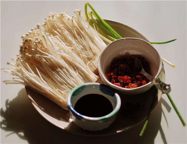 剁椒蒸金針菇的做法-香辣味蒸菜譜
