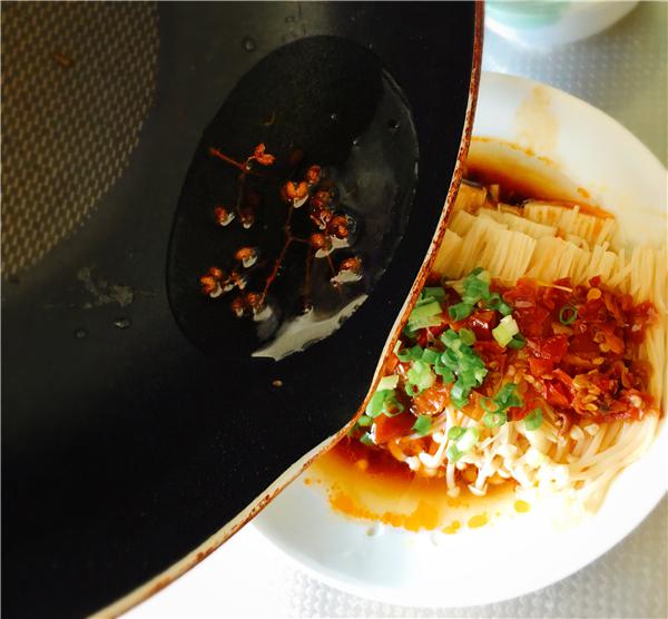 剁椒蒸金針菇的做法-香辣味蒸菜譜