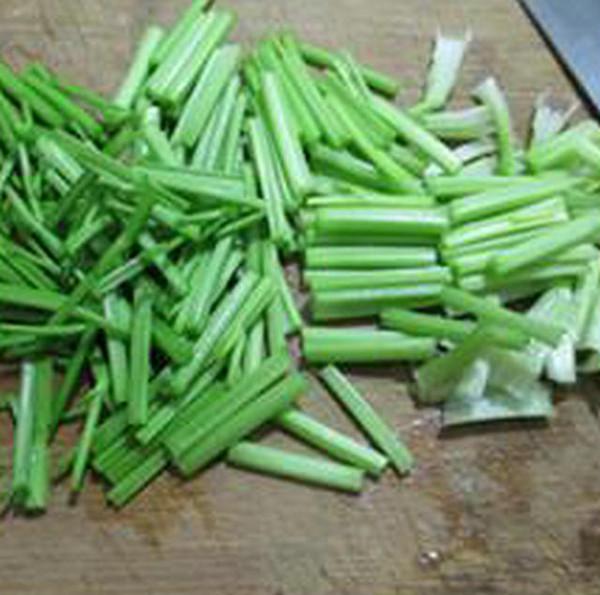 黑木耳香干炒芹菜的做法-家常味炒菜譜