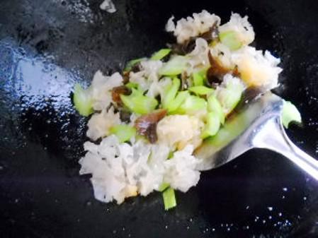 銀耳西芹枸杞子的做法-家常味炒菜譜