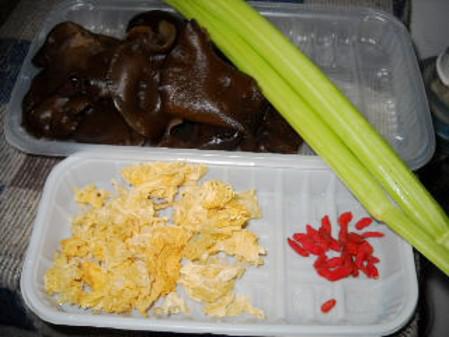 銀耳西芹枸杞子的做法-家常味炒菜譜