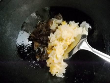 銀耳西芹枸杞子的做法-家常味炒菜譜