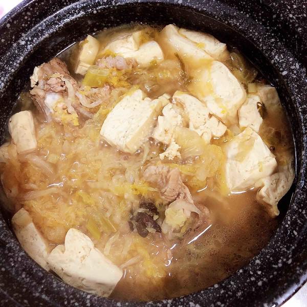 酸菜燉大骨的做法-咸鮮味燉菜譜-易網(wǎng)健康養(yǎng)生網(wǎng) 酸菜燉大骨的做法-咸鮮味燉菜譜