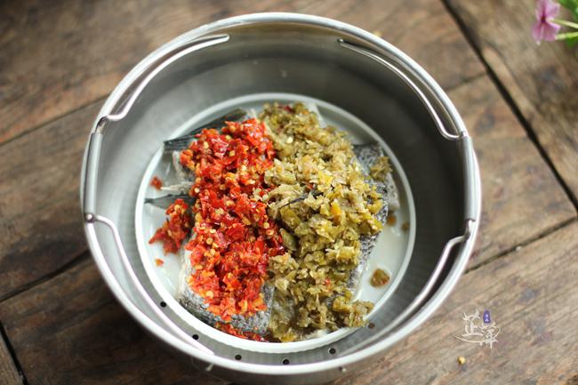 絕味雙椒蒸鱸魚的做法-香辣味蒸菜譜