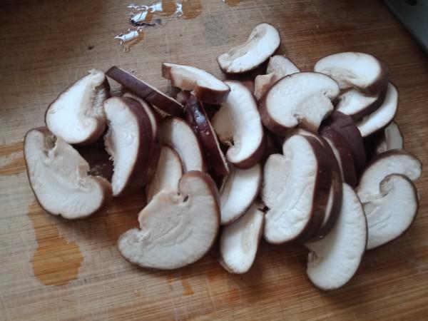 香菇炒豆腐泡的做法-咸鮮味炒菜譜-易網(wǎng)健康養(yǎng)生網(wǎng) 香菇炒豆腐泡的做法-咸鮮味炒菜譜