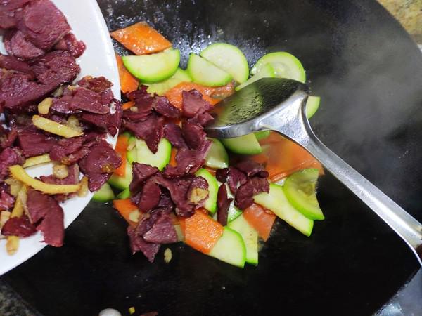 西葫蘆炒馬肉的做法-家常味炒菜譜