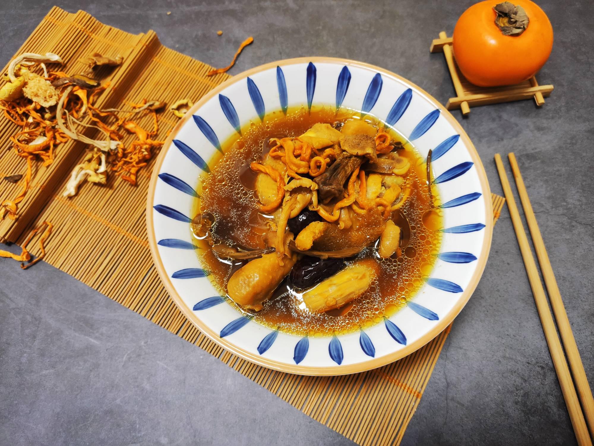 滋補菌菇雞湯，營養又美味！的做法-家常味燉菜譜