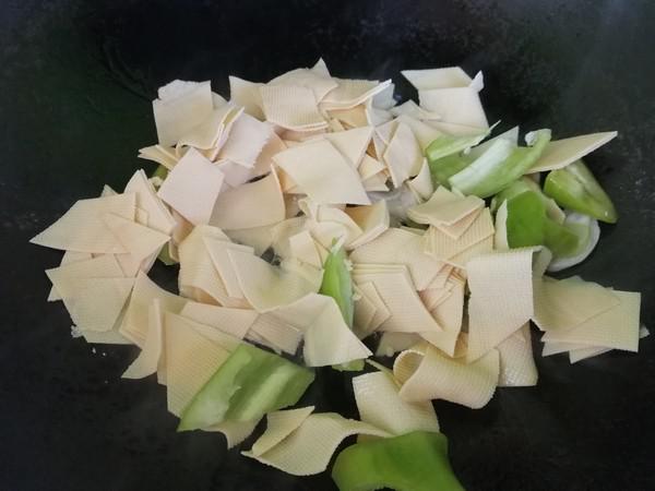 尖椒炒豆腐皮的做法-家常味炒菜譜