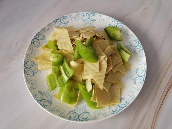 尖椒炒豆腐皮的做法-家常味炒菜譜