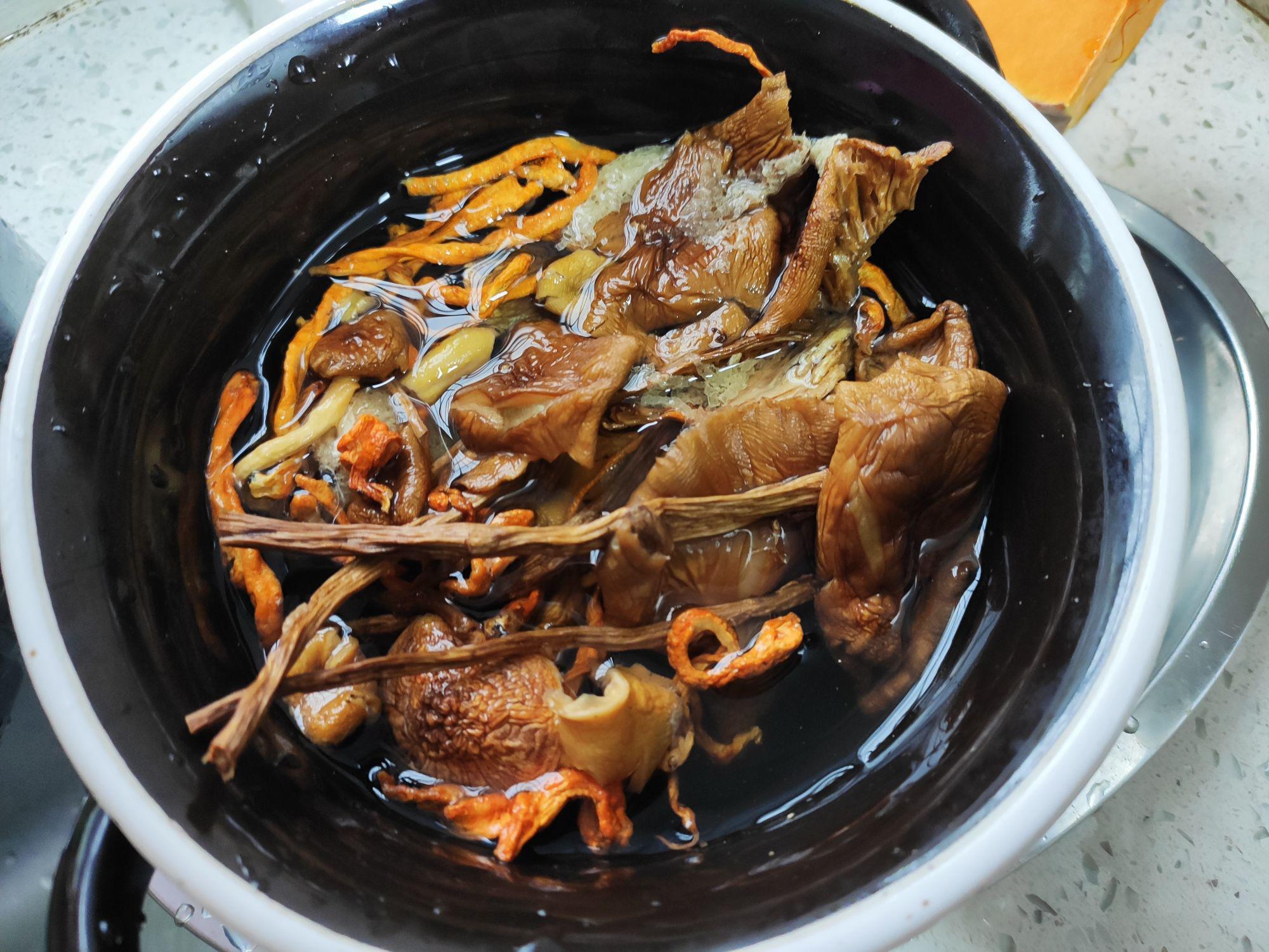 滋補菌菇雞湯，營養又美味！的做法-家常味燉菜譜