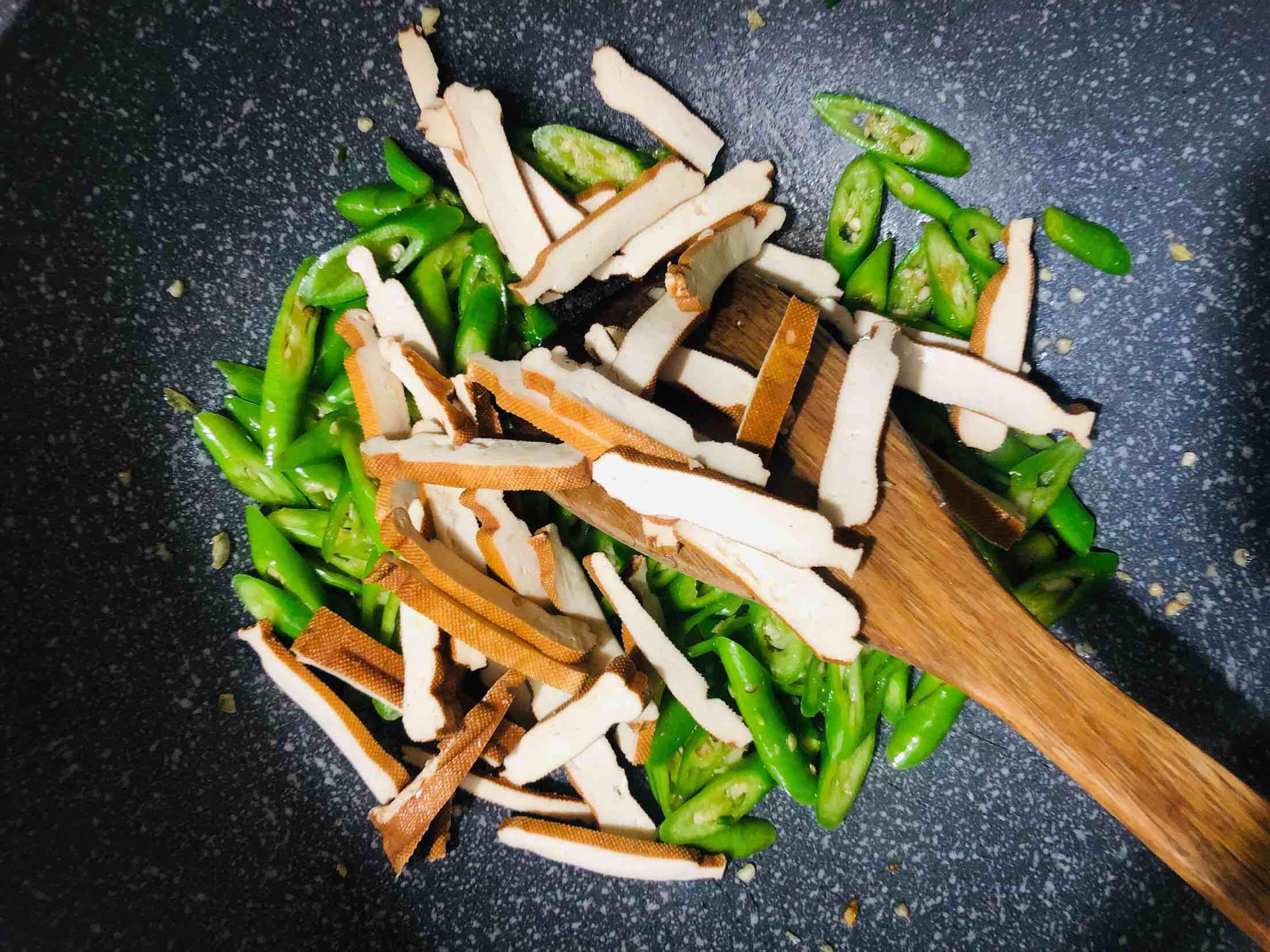 青椒炒香干的做法-家常味炒菜譜