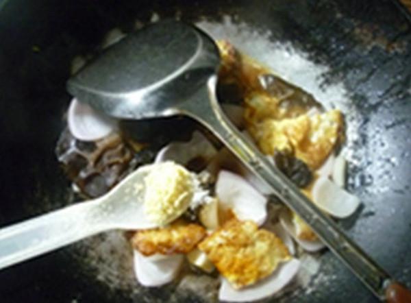 黑木耳洋蔥炒荷葉蛋的做法-家常味炒菜譜