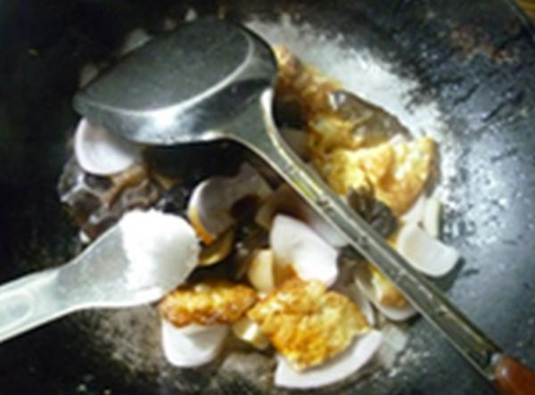 黑木耳洋蔥炒荷葉蛋的做法-家常味炒菜譜