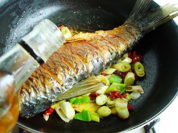 辣椒醬燒魚的做法-家常味燒菜譜
