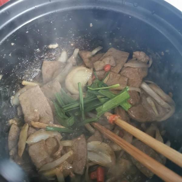 黑樂砂鍋爆炒豬肝的做法-咸鮮味炒菜譜