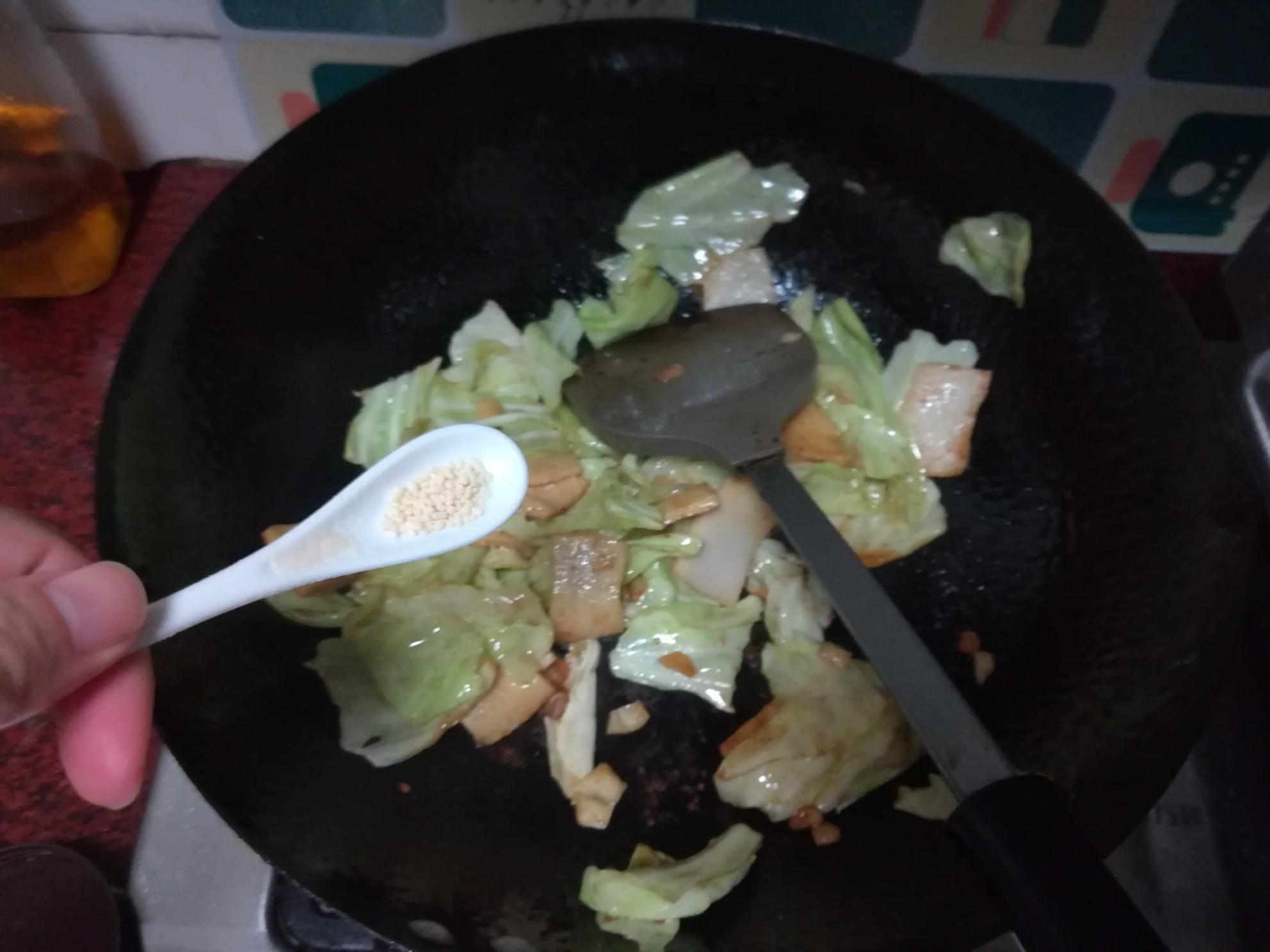 魚豆腐炒包菜的做法-家常味炒菜譜